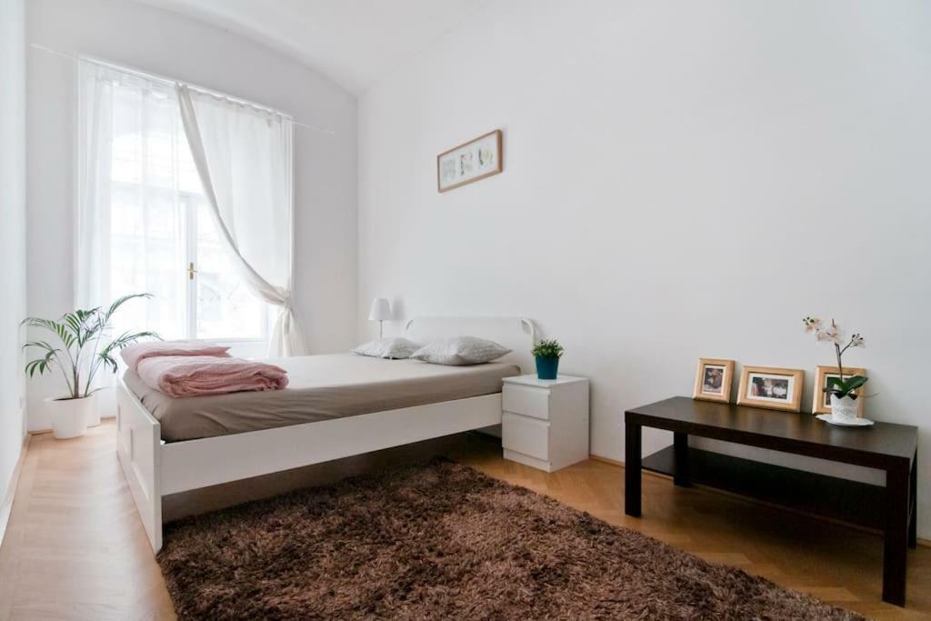 Marvelous Midtown Apartment Wien Exteriör bild